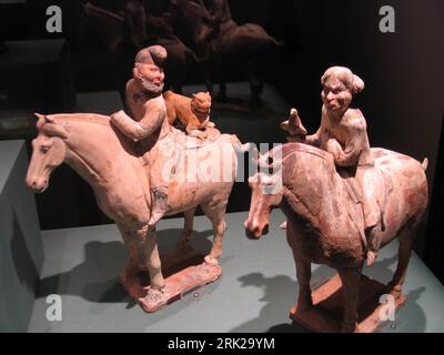 Bildnummer: 53154582  Datum: 20.08.2008  Copyright: imago/Xinhua  Photo taken on Aug. 20, 2008 shows a clay figure shooting arrows on a horse in the museum of the Terra-cotta Warriors and Horses of Emperor Qin Shihuang in Xi an, capital of northwest China s Shaanxi Province. kbdig LehmFigur Pfeile auf einer Pferd in der Museum of der Terracotta Krieger und Pferde of Kaiser Qin Shihuang in Xi an, Exponat quer    Image number 53154582 Date 20 08 2008 Copyright Imago XINHUA Photo Taken ON Aug 20 2008 Shows a Clay Figure Shooting Arrows ON a Horse in The Museum of The Terra Cotta Warriors and Hors Stock Photo