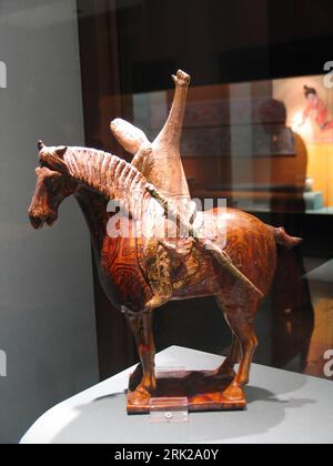 Bildnummer: 53154581  Datum: 20.08.2008  Copyright: imago/Xinhua  Photo taken on Aug. 20, 2008 shows a clay figure shooting arrows on a horse in the museum of the Terra-cotta Warriors and Horses of Emperor Qin Shihuang in Xi an, capital of northwest China s Shaanxi Province. kbdig LehmFigur Pfeile auf einer Pferd in der Museum of der Terracotta Krieger und Pferde of Kaiser Qin Shihuang in Xi an, Exponat hoch    Image number 53154581 Date 20 08 2008 Copyright Imago XINHUA Photo Taken ON Aug 20 2008 Shows a Clay Figure Shooting Arrows ON a Horse in The Museum of The Terra Cotta Warriors and Hors Stock Photo