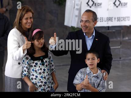 Bildnummer: 53180803  Datum: 05.07.2009  Copyright: imago/Xinhua (090706) -- MEXICO CITY, July 6, 2009 (Xinhua) -- Mexican President Felipe Calderon (back R) gestures after casting his vote with his family members at a polling station in Mexico City, July 5, 2009. Mexicans voted on Sunday in mid-term elections to elect 500 legislators for the lower house Chamber of Deputies, 6 governorships, 500 mayors and other officers.      (Xinhua/Bao Feifei) (cl)  Politik Wahl Parlament Parlamentswahlen premiumd kbdig xkg (090706) -- Mexiko CITY, Juli 6, 2009 (Xinhua) -- Mexikanische Präsident Felipe Cald Stock Photo