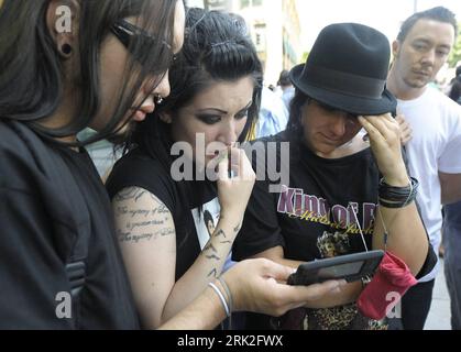 Bildnummer: 53183488  Datum: 07.07.2009  Copyright: imago/Xinhua (090708) -- LOS ANGELES, July 8, 2009 (Xinhua) -- Fans watch news about Michael Jackson public memorial via cellphone outside the Staples Center in Los Angeles on July 7, 2009. A star-studded public tribute to Michael Jackson was held here Tuesday with thousands of randomly selected fans joining family and friends to bid farewell to the King of Pop.     (Xinhua/Qi Heng) (nxl) PUBLICATIONxNOTxINxCHN  Trauerfeier Gedenkfeier Beerdigung premiumd  kbdig xub (090708) -- Los ANGELES, Juli 8, 2009 (Xinhua) -- Anhänger  News Ueber Michae Stock Photo