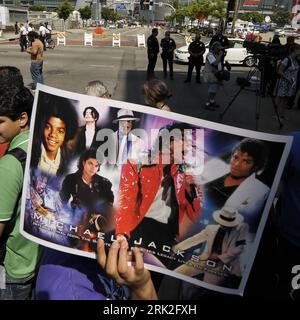 Bildnummer: 53183491  Datum: 07.07.2009  Copyright: imago/Xinhua (090708) -- LOS ANGELES, July 8, 2009 (Xinhua) -- A fan holds a picture of Michael Jackson outside the Staples Center in Los Angeles on July 7, 2009. A star-studded public tribute to Michael Jackson was held here Tuesday with thousands of randomly selected fans joining family and friends to bid farewell to the King of Pop.     (Xinhua/Qi Heng) (nxl) PUBLICATIONxNOTxINxCHN  Trauerfeier Gedenkfeier Beerdigung premiumd  kbdig xub (090708) -- Los ANGELES, Juli 8, 2009 (Xinhua) -- einer  hält einer Bild of Michael Jackson draußen der Stock Photo