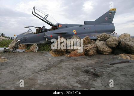 Bildnummer: 53216455  Datum: 21.07.2009  Copyright: imago/Xinhua (090721) -- CARTAGENA, July 21, 2009 (Xinhua) -- Picture taken on July 20, 2009 shows the Kfir fighter plane crash site at an airport in Cartagena, Colombia.  (Xinhua/Juan Perez) (nxl) (4)COLOMBIA-CARTAGENA-FIGHTER PLANE-CRASH  PUBLICATIONxNOTxINxCHN  Flugzeugabsturz Kolumbien kbdig xkg  2009 quer o0 Südamerika, Flugzeug, Absturz, Flugzeugunglück    Bildnummer 53216455 Date 21 07 2009 Copyright Imago XINHUA 090721 Cartagena July 21 2009 XINHUA Picture Taken ON July 20 2009 Shows The Kfir Fighter Plane Crash Site AT to Airport in Stock Photo