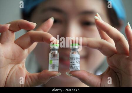 Bildnummer: 53219767  Datum: 22.07.2009  Copyright: imago/Xinhua (090722) -- BEIJING, July 22, 2009 (Xinhua) -- A medical staff displays A/H1N1 influenza vaccines in Beijing, capital of China, July 22, 2009. Sinovac Biotech Co. Ltd. began clinical test on A/H1N1 influenza vaccines Wednesday in Beijing. The volunteers will inoculate the first batch of A/H1N1 influenza vaccines in a week and the research will be completed in September. (Xinhua/Xing Guangli) (axy) (2)CHINA-BEIJING-CLINICAL TESTS-A/H1N1 FLU VACCINES (CN)  PUBLICATIONxNOTxINxCHN  Schweinegrippe Mexikogrippe mexikanische Impfstoff M Stock Photo