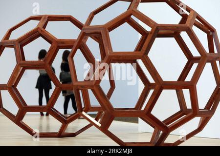 Bildnummer: 53223764  Datum: 24.07.2009  Copyright: imago/Xinhua (090724) -- TOKYO, July 24, 2009 (Xinhua) -- Visitors stand beside a work by Chinese modern artist Ai Weiwei, titled  Untitled , during a press preview of his exhibition  According to What  at Mori Art Museum in Tokyo, July 24, 2009. About 26 pieces of Ai Weiwei s latest works are scheduled to be displayed from July 25 to November 8. (Xinhua/Ren Zhenglai) (yy) **(5)JAPAN-AI WEIWEI-EXHIBITION  PUBLICATIONxNOTxINxCHN  Kunst Moderne Ausstellung Kbdig xdp  2009 quer  o0 Asien    Bildnummer 53223764 Date 24 07 2009 Copyright Imago XIN Stock Photo