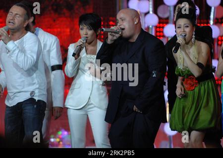 Bildnummer: 53231603  Datum: 29.07.2009  Copyright: imago/Xinhua (090730) -- JURMALA, July 30, 2009 (Xinhua) -- Chinese singer Gu Liya (R1) and other contestants sing a song to commemorate late U.S. popstar Michael Jackson during the 8th New Wave International Contest of Young Singers of Popular Music, in Jurmala, Latvia, July 29, 2009. (Xinhua/Yang Dehong) (jl) (5)LATVIA-NEW WAVE-SINGERS-CONTEST  PUBLICATIONxNOTxINxCHN  People Musik Aktion kbdig xng  2009 quer    Bildnummer 53231603 Date 29 07 2009 Copyright Imago XINHUA 090730 Jurmala July 30 2009 XINHUA Chinese Singer GU Liya R1 and Other C Stock Photo