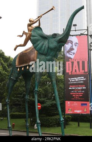 Bildnummer: 53234422  Datum: 31.07.2009  Copyright: imago/Xinhua (090801) -- SHANGHAI, Aug. 1, 2009 (Xinhua) -- Photo taken on July 31, 2009 shows a bronze sculpture of Spanish surrealist artist Salvador Dali at the Shanghai Art Museum in Shanghai, east China. A 15-day exhibition of Salvador Dali s artworks was opened at the Shanghai Art Museum on July 31, displaying 350 works. (Xinhua/Ren Long) CHINA-SHANGHAI-SALVADOR DALI-EXHIBITION (CN)  PUBLICATIONxNOTxINxCHN  Kunst Ausstellung Salvador Dali kbdig xdp  2009 hoch  premiumd    Image number 53234422 Date 31 07 2009 Copyright Imago XINHUA 0908 Stock Photo