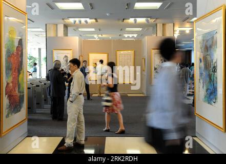 Bildnummer: 53238385  Datum: 03.08.2009  Copyright: imago/Xinhua (090804) -- NEW YORK, August 4, 2009 (Xinhua) -- Visitors look at works at the exhibition of  Sound of Ink  by Chinese artist Zhou Suyin at the U.N. headquarters in New York, on Aug. 3, 2009. The exhibition of  Sound of Ink  was opened here on Monday. (Xinhua/Shen Hong) (lr) (2)U.N.-EXHIBITION-SOUND OF INK-ZHOU SUYIN  PUBLICATIONxNOTxINxCHN  Kunst Malerei Ausstellung UNO UN Hauptquartier kbdig xsk  2009 quer o0 USA    Bildnummer 53238385 Date 03 08 2009 Copyright Imago XINHUA  New York August 4 2009 XINHUA Visitors Look AT Works Stock Photo