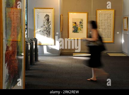 Bildnummer: 53238387  Datum: 03.08.2009  Copyright: imago/Xinhua (090804) -- NEW YORK, August 4, 2009 (Xinhua) -- A woman walks past works at the exhibition of  Sound of Ink  by Chinese artist Zhou Suyin at the U.N. headquarters in New York, on Aug. 3, 2009. The exhibition of  Sound of Ink  was opened here on Monday. (Xinhua/Shen Hong) (lr) (4)U.N.-EXHIBITION-SOUND OF INK-ZHOU SUYIN  PUBLICATIONxNOTxINxCHN  Kunst Malerei Ausstellung UNO UN Hauptquartier kbdig xsk  2009 quer  o0 USA    Bildnummer 53238387 Date 03 08 2009 Copyright Imago XINHUA  New York August 4 2009 XINHUA a Woman Walks Past W Stock Photo