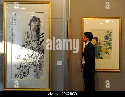 Bildnummer: 53238386  Datum: 03.08.2009  Copyright: imago/Xinhua (090804) -- NEW YORK, August 4, 2009 (Xinhua) -- A man looks at works at the exhibition of  Sound of Ink  by Chinese artist Zhou Suyin at the U.N. headquarters in New York, on Aug. 3, 2009. The exhibition of  Sound of Ink  was opened here on Monday. (Xinhua/Shen Hong) (lr) (3)U.N.-EXHIBITION-SOUND OF INK-ZHOU SUYIN  PUBLICATIONxNOTxINxCHN  Kunst Malerei Ausstellung UNO UN Hauptquartier kbdig xsk  2009 quer  o0 USA    Bildnummer 53238386 Date 03 08 2009 Copyright Imago XINHUA  New York August 4 2009 XINHUA a Man Looks AT Works AT Stock Photo