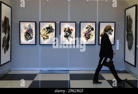 Bildnummer: 53238388  Datum: 03.08.2009  Copyright: imago/Xinhua (090804) -- NEW YORK, August 4, 2009 (Xinhua) -- A staff member of the United Nations walks past works at the exhibition of  Sound of Ink  by Chinese artist Zhou Suyin at the U.N. headquarters in New York, on Aug. 3, 2009. The exhibition of  Sound of Ink  was opened here on Monday. (Xinhua/Shen Hong) (lr) (1)U.N.-EXHIBITION-SOUND OF INK-ZHOU SUYIN  PUBLICATIONxNOTxINxCHN  Kunst Malerei Ausstellung UNO UN Hauptquartier kbdig xsk  2009 quer  o0 USA    Bildnummer 53238388 Date 03 08 2009 Copyright Imago XINHUA  New York August 4 200 Stock Photo