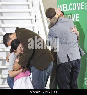 Photo: American journalists Euna Lee and Laura Ling greeted by family in  Burbank - LAP2009080599 