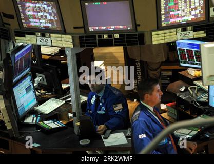 Bildnummer: 53256455  Datum: 11.08.2009  Copyright: imago/Xinhua (090811) -- NEW YORK, August 11, 2009 (Xinhua) -- Traders work at the New York Stock Exchange in New York, the U.S., August 11, 2009. Wall Street tumbled on Tuesday due to a dive of financial stocks as investors awaited the U.S. Federal Reserve s two-day meeting on key interest rates. The Dow Jones industrial average was down 96.28 points, or 1.03 percent, to 9,241.67. The Standard & Poor s 500 index fell 12.77 points, or 1.27 percent, to 994.33. The Nasdaq composite index slid 22.51 points, or 1.13 percent, to 1,969.73. (Xinhua/ Stock Photo