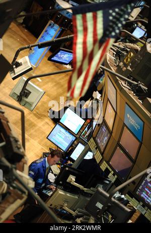 Bildnummer: 53256454  Datum: 11.08.2009  Copyright: imago/Xinhua (090811) -- NEW YORK, Aug. 11, 2009 (Xinhua) -- A trader works at the New York Stock Exchange in New York, the U.S., August 11, 2009. Wall Street tumbled on Tuesday due to a dive of financial stocks as investors awaited the U.S. Federal Reserve s two-day meeting on key interest rates. The Dow Jones industrial average was down 96.28 points, or 1.03 percent, to 9,241.67. The Standard & Poor s 500 index fell 12.77 points, or 1.27 percent, to 994.33. The Nasdaq composite index slid 22.51 points, or 1.13 percent, to 1,969.73. (Xinhua/ Stock Photo