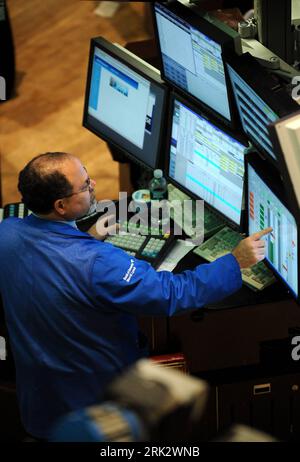 Bildnummer: 53256456  Datum: 11.08.2009  Copyright: imago/Xinhua (090811) -- NEW YORK, Aug. 11, 2009 (Xinhua) -- A trader works at the New York Stock Exchange in New York, the U.S., August 11, 2009. Wall Street tumbled on Tuesday due to a dive of financial stocks as investors awaited the U.S. Federal Reserve s two-day meeting on key interest rates. The Dow Jones industrial average was down 96.28 points, or 1.03 percent, to 9,241.67. The Standard & Poor s 500 index fell 12.77 points, or 1.27 percent, to 994.33. The Nasdaq composite index slid 22.51 points, or 1.13 percent, to 1,969.73. (Xinhua/ Stock Photo