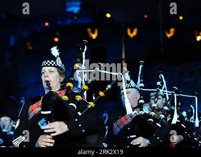 Bildnummer: 53258418  Datum: 07.08.2009  Copyright: imago/Xinhua (090807) -- EDINBURGH, Aug. 7, 2009 (Xinhua) -- Band members from Scotland, Royal Air Force of Britain, Australia, New Zealand and South Africa perform during the preview of the 60th Military Tattoo Festival in Edinburgh, Britain, Aug. 6, 2009. The 60th Military Tattoo Festival is to be held from Aug. 7 to Aug. 29 as part of Edinburgh s annual art season lasting one month from early August. (Xinhua/Zeng Yi)(dzl) (16)BRITAIN-EDINBURGH-MILITARY TATTO FESTIVAL-PREVIEW  PUBLICATIONxNOTxINxCHN  Militärfestival Militär Parade kbdig xng Stock Photo