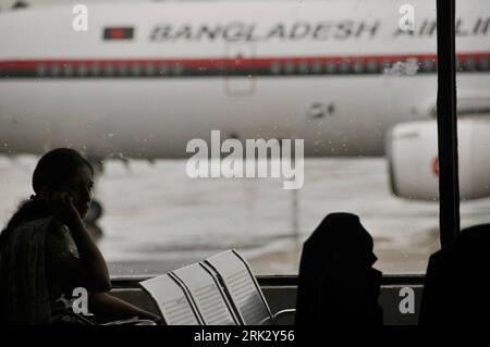 Bildnummer: 53267875  Datum: 17.08.2009  Copyright: imago/Xinhua (090817) -- DHAKA, Aug. 17, 2009 (Xinhua) -- Passengers wait in the lounge for the next flight of Indian Jet Airways at the Zia International Airport in Dhaka, capital of Bangladesh, Aug. 17, 2009. Flight operations at the Zia International Airport resumed early Monday after three hours  suspension as an India s private Jet Airways  Boeing-737 aircraft with about 139  on board veered off runway in the morning, officials said.  (Xinhua/Qamruzzaman) (gj) (5)BANGLADESH-DHAKA-JET AIRWAYS-INCIDENT  PUBLICATIONxNOTxINxCHN  Flughafen Fl Stock Photo