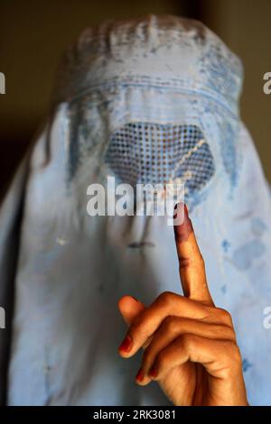 Bildnummer: 53272946  Datum: 20.08.2009  Copyright: imago/Xinhua (090820) -- KABUL, Aug. 20, 2009 (Xinhua) -- An Afghan woman shows her inked finger after voting at a polling station in Kabul, capital of Afghanistan, on Aug. 20, 2009. The  of Afghanistan begun voting Thursday morning amid tight security to elect the country  s president and 420 members of the provincial councils. (Xinhua/Zabi Tamanna) (lr) (5)AFGHANISTAN-ELECTIONS-VOTING-BEGIN  PUBLICATIONxNOTxINxCHN  Fotostory Politik Wahlen Präsidentschaftswahlen Frauen Gesellschaft Land Leute premiumd Highlight kbdig xsk  2009 hoch o0 Asien Stock Photo