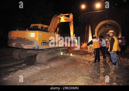 Bildnummer: 53280930  Datum: 21.08.2009  Copyright: imago/Xinhua (090822) -- NINGQIANG(SHAANXI), Aug. 22, 2009 (Xinhua) -- Chinese railway workers clear mud and stone after a mudslide hit a section of the Baoji-Chengdu Railway near Baoji City in northwest China s Shaanxi Province, Aug. 21, 2009. The railway resumed operation late Friday night after more than 1,000 rescue workers finished the clean-up work of some 4,000 cubic meters of mud and stone.     (Xinhua/Tang Zhenjiang) (xxh) (10)CHINA-SHAANXI-MUDSLIDE-RAILWAY (CN)  PUBLICATIONxNOTxINxCHN  China Erdrutsch Aufräumarbeiten kbdig xsp  2009 Stock Photo