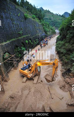 Bildnummer: 53280929  Datum: 21.08.2009  Copyright: imago/Xinhua (090822) -- NINGQIANG(SHAANXI), Aug. 22, 2009 (Xinhua) -- Chinese railway workers clear mud and stone after a mudslide hit a section of the Baoji-Chengdu Railway near Baoji City in northwest China s Shaanxi Province, Aug. 21, 2009. The railway resumed operation late Friday night after more than 1,000 rescue workers finished the clean-up work of some 4,000 cubic meters of mud and stone.     (Xinhua/Tang Zhenjiang) (xxh) (7)CHINA-SHAANXI-MUDSLIDE-RAILWAY (CN)  PUBLICATIONxNOTxINxCHN  China Erdrutsch Aufräumarbeiten kbdig xsp  2009 Stock Photo