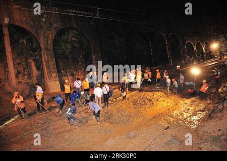 Bildnummer: 53280931  Datum: 21.08.2009  Copyright: imago/Xinhua (090822) -- NINGQIANG(SHAANXI), Aug. 22, 2009 (Xinhua) -- Chinese railway workers clear mud and stone after a mudslide hit a section of the Baoji-Chengdu Railway near Baoji City in northwest China s Shaanxi Province, Aug. 21, 2009. The railway resumed operation late Friday night after more than 1,000 rescue workers finished the clean-up work of some 4,000 cubic meters of mud and stone.     (Xinhua/Tang Zhenjiang) (xxh) (8)CHINA-SHAANXI-MUDSLIDE-RAILWAY (CN)  PUBLICATIONxNOTxINxCHN  China Erdrutsch Aufräumarbeiten kbdig xsp  2009 Stock Photo