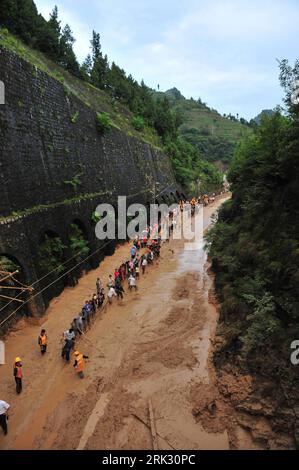 Bildnummer: 53280925  Datum: 21.08.2009  Copyright: imago/Xinhua (090822) -- NINGQIANG(SHAANXI), Aug. 22, 2009 (Xinhua) -- Chinese railway workers clear mud and stone after a mudslide hit a section of the Baoji-Chengdu Railway near Baoji City in northwest China s Shaanxi Province, Aug. 21, 2009. The railway resumed operation late Friday night after more than 1,000 rescue workers finished the clean-up work of some 4,000 cubic meters of mud and stone.     (Xinhua/Tang Zhenjiang) (xxh) (1)CHINA-SHAANXI-MUDSLIDE-RAILWAY (CN)  PUBLICATIONxNOTxINxCHN  China Erdrutsch Aufräumarbeiten kbdig xsp  2009 Stock Photo