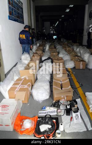 Bildnummer: 53284168  Datum: 24.08.2009  Copyright: imago/Xinhua (090825) -- BUENOS AIRES, August 25, 2009 (Xinhua) -- Police prepare to seal off in boxes the captured ephedrine in Buenos Aires, capital of Argentina, August 24, 2009. Police seized over four tons of ephedrine during an anti-drug operation in the neighbourhood of the city of Buenos Aires on Monday.            (Xinhua/Martin Zabala)  (ypf) (4)ARGENTINA-BUENOS AIRES-DRUGS-CAPTURE  PUBLICATIONxNOTxINxCHN  Gesellschaft Drogen Drogenfund kbdig xcb  2009 hoch  premiumd    Bildnummer 53284168 Date 24 08 2009 Copyright Imago XINHUA  Bue Stock Photo
