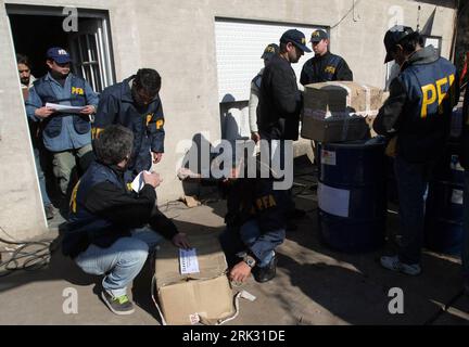 Bildnummer: 53284169  Datum: 24.08.2009  Copyright: imago/Xinhua (090825) -- BUENOS AIRES, August 25, 2009 (Xinhua) -- Police seal off the captured ephedrine in boxes in Buenos Aires, capital of Argentina, August 24, 2009. Police seized over four tons of ephedrine during an anti-drug operation in the neighbourhood of the city of Buenos Aires on Monday.          (Xinhua/Martin Zabala)  (ypf) (5)ARGENTINA-BUENOS AIRES-DRUGS-CAPTURE  PUBLICATIONxNOTxINxCHN  Gesellschaft Drogen Drogenfund kbdig xcb  2009 quer  premiumd    Bildnummer 53284169 Date 24 08 2009 Copyright Imago XINHUA  Buenos Aires Aug Stock Photo