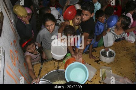 Bildnummer: 53305047  Datum: 29.08.2009  Copyright: imago/Xinhua (090830) -- NABLUS, Aug. 30, 2009 (Xinhua) -- Palestinian children wait as workers distribute free meals for Iftar , a time to break the fast, during the holy fasting month of Ramadan, in the Balata refugee camp near the West Bank city of Nablus, August 29, 2009. (Xinhua/Ayman Nobani) (hdt) (1)WEST BANK-PALESTINIAN-RAMADAN PUBLICATIONxNOTxINxCHN Religion Ramadan kbdig xdp 2009 quer o0 Essen, Kinder, Palästina, Palästinenser    Bildnummer 53305047 Date 29 08 2009 Copyright Imago XINHUA  Nablus Aug 30 2009 XINHUA PALESTINIAN Childr Stock Photo