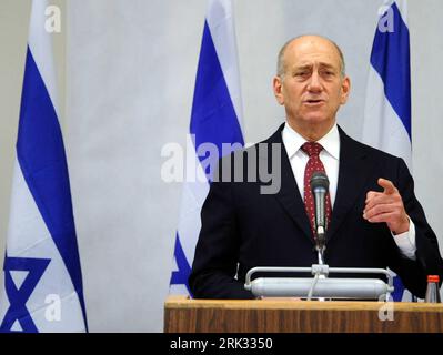 (090831) -- JERUSALEM, Aug. 31, 2009 (Xinhua) -- File photo taken on Jan. 17, 2009 shows Israeli Prime Minister Ehud Olmert speaking at a press conference in Tel Aviv, Israel. Former Israeli Prime Minister Ehud Olmert was indicted on August 30 on corruption charges. (Xinhua/Yin Bogu) (yc) (1)ISREAL-OLMERT-INDICTED PUBLICATIONxNOTxINxCHN Stock Photo