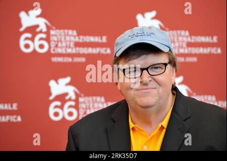 (090907) -- VENICE, Sept. 7, 2009 (Xinhua) -- US director Michael Moore poses during the presentation of the documentary CapitalismA Love Story during the 66th Venice International Film Festival at Venice Lido, on September 6, 2009. (Xinhua/Wu Wei) (lyi) (5)ITALY-VENICE-INTERNATIONAL FILM FESTIVAL PUBLICATIONxNOTxINxCHN   090907 Venice Sept 7 2009 XINHUA U.S. Director Michael Moore Poses during The PRESENTATION of The Documentary  Love Story during The 66th Venice International Film Festival AT Venice Lido ON September 6 2009 XINHUA Wu Wei lyi 5 Italy Venice International Film Festival PUBLICA Stock Photo