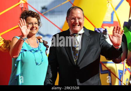 Bildnummer: 53322568  Datum: 06.09.2009  Copyright: imago/Xinhua (090907) -- VENICE, Sept. 7, 2009 (Xinhua) -- US director John Lasseter poses with his wife Nancy at the 66th Venice International Film Festival in Venice, Italy, Sept. 6, 2009. Five directors: Andrew Stanton, Pete Docter, John Lasseter, Brad Bird and Lee Unkrich were awarded the Golden Lion for Lifetime Achievement on Sunday. (Xinhua/Wu Wei) (zhs) (8)ITALY-VENICE FILM FESTIVAL-LIFETIME ACHIEVEMENT PUBLICATIONxNOTxINxCHN People Film Filmfestival o00 Biennale o00 Venedig kbdig xkg 2009 quer Aufmacher o00 Ehefrau, Frau, Familie Stock Photo