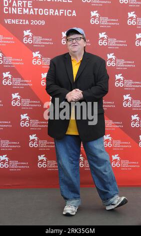 (090907) -- VENICE, Sept. 7, 2009 (Xinhua) -- US director Michael Moore poses during the presentation of the documentary CapitalismA Love Story during the 66th Venice International Film Festival at Venice Lido, on September 6, 2009. (Xinhua/Wu Wei) (lyi) (4)ITALY-VENICE-INTERNATIONAL FILM FESTIVAL PUBLICATIONxNOTxINxCHN Stock Photo