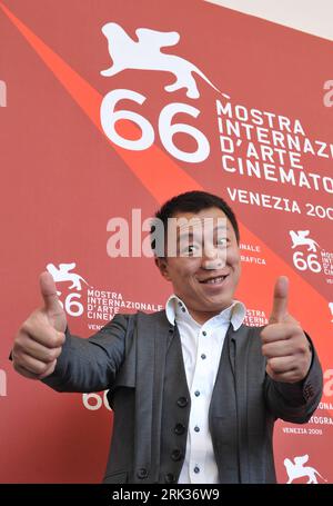 Bildnummer: 53336439  Datum: 10.09.2009  Copyright: imago/Xinhua (090910) -- VENICE, Sept. 10, 2009 (Xinhua) -- Chinese actor Huang Bo poses during the photo-call for the film Douniu (Cow) during the 66th Venice International Film Festival at Venice Lido, Italy, on Sept. 10, 2009. (Xinhua/Wu Wei) (zj) (4)ITALY-VENICE-FILM-COW PUBLICATIONxNOTxINxCHN People Film o00 Biennale o00 kbdig 2009 hoch Highlight premiumd o0 Filmfestival Gestik optimistisch o00 Porträt    Bildnummer 53336439 Date 10 09 2009 Copyright Imago XINHUA  Venice Sept 10 2009 XINHUA Chinese Actor Huang Bo Poses during The Photo C Stock Photo