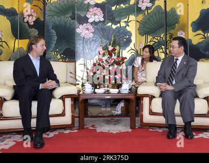 Bildnummer: 53341616  Datum: 11.09.2009  Copyright: imago/Xinhua BEIJING, Sept. 11, 2009 (Xinhua) -- Xinhua News Agency Vice President Zhou Xisheng (R) meets with Almar Latour, editor-in-chief of the Wall Street Journal Asia, in Beijing, Sept. 11, 2009. (Xinhua/Zhang Duo) (zhs) CHINA-BEIJING-XINHUA-WALL STREET JOURNAL-MEET (CN) PUBLICATIONxNOTxINxCHN People  kbdig xmk 2009 quer o0 Personen o00 Wirtschaft    Bildnummer 53341616 Date 11 09 2009 Copyright Imago XINHUA Beijing Sept 11 2009 XINHUA XINHUA News Agency Vice President Zhou Xisheng r Meets With  Latour Editor in Chief of The Wall Street Stock Photo