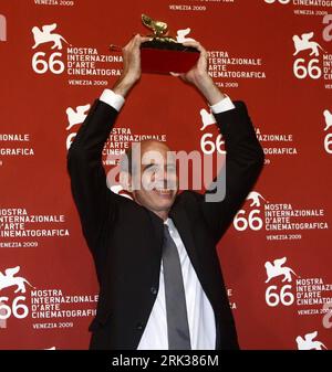 Bildnummer: 53351385  Datum: 12.09.2009  Copyright: imago/Xinhua (090913) -- VENICE, Sept. 13, 2009 (Xinhua) -- Samuel Maoz, Director of the film Lebanon shows the award of Golden Lion for Best Film during the 66th Venice International Film Festival at Venice Lido, on September 12, 2009. (Xinhua) (hdt) (4)ITALY-VENICE-FILM FESTIVAL-LEBANON PUBLICATIONxNOTxINxCHN People Film Filmfestival Venedig o00 Biennale o00 Pressetermin Gewinner Sieger Preisverleihung Trophäe premiumd kbdig xng 2009 quer o0 Preis o00 Preisträger  Goldener Löwe o00 Porträt    Bildnummer 53351385 Date 12 09 2009 Copyright Im Stock Photo