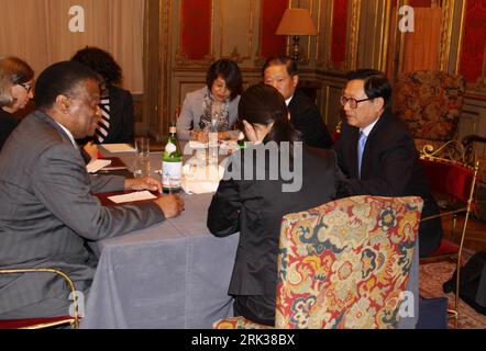 Bildnummer: 53351799  Datum: 12.09.2009  Copyright: imago/Xinhua (090913) -- ROME, Sept. 13, 2009 (Xinhua) -- Hua Jianmin (1st R), vice chairman of the Standing Committee of China s National s Congress, meets with Speaker of the National Assembly of South Africa Max Sisulu in Rome, capital of Italy, Sept. 12, 2009. (Xinhua/Wang Yunjia) (hdt) ITALY-ROME-HUA JIANMIN-SISULU-MEETING PUBLICATIONxNOTxINxCHN People Politik kbdig xsp premiumd 2009 quer     Bildnummer 53351799 Date 12 09 2009 Copyright Imago XINHUA  Rome Sept 13 2009 XINHUA Hua Jianmin 1st r Vice Chairman of The thing Committee of Chin Stock Photo