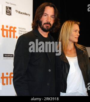 Bildnummer: 53366824  Datum: 15.09.2009  Copyright: imago/Xinhua (090916) -- TORONTO, Sept. 16, 2009 (Xinhua) -- Actor Keanu Reeves (L) and actress Robin Wright Penn attend the news conference for the film The Private Lives of Pippa Lee during the 34th Toronto International Film Festival, in Toronto, Canada, Sept. 15, 2009. (Xinhua/Zou Zheng)(axy) (5)CANADA-TORONTO-INTERNATIONAL FILM FESTIVAL PUBLICATIONxNOTxINxCHN People Film Pressetermin kbdig xmk 2009 quer o00 Filmfestival    Bildnummer 53366824 Date 15 09 2009 Copyright Imago XINHUA  Toronto Sept 16 2009 XINHUA Actor Keanu Reeves l and act Stock Photo