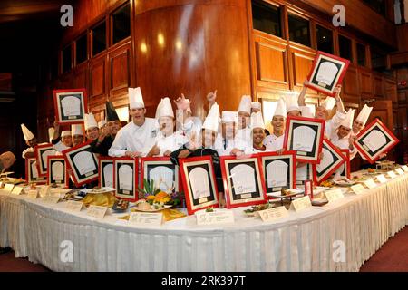 Bildnummer: 53367728  Datum: 16.09.2009  Copyright: imago/Xinhua (090916) -- KUALA LUMPUR, Sept. 16, 2009 (Xinhua) -- A total of 24 chefs of Kuala Lumpur pose for a group photo during a promotion event of the 2009 Malaysia International Gourmet Festival in Kuala Lumpur, Sept. 16, 2009. The one-month festival will be held in October. (Xinhua/Chong Voon Chung) (wh) (1)MALAYSIA-INTERNATIONAL GOURMET FESTIVAL-PROMOTION PUBLICATIONxNOTxINxCHN kbdig xmk 2009 quer o0 Koch Spitzenkoch    Bildnummer 53367728 Date 16 09 2009 Copyright Imago XINHUA  Kuala Lumpur Sept 16 2009 XINHUA a total of 24 Chiefs o Stock Photo