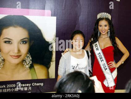 Bildnummer: 53380841  Datum: 19.09.2009  Copyright: imago/Xinhua (090919) -- SHANGHAI, Sept. 19, 2009 (Xinhua) -- Miss New York 2009 Tracey Chang (R) poses for a photograph with a visitor during the New York impression week at a shopping mall in Shanghai, east China, on Sept. 19, 2009. The New York impression week was opened here on Saturday, with activities such as a mimic show of the U.S. pop star Michael Jackson, sculpture shows and American dances, presenting the very flavor of the New York city. (Xinhua/Zhang Ming) (lr) (1)CHINA-SHANGHAI-NEW YORK IMPRESSION WEEK-OPEN (CN) PUBLICATIONxNOTx Stock Photo