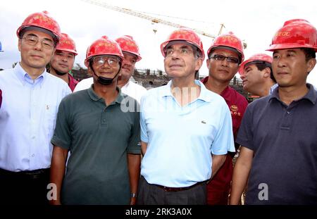 Bildnummer: 53379842  Datum: 18.09.2009  Copyright: imago/Xinhua (090919) -- SAN JOSE, Sept. 19, 2009 (Xinhua) -- Costa Rican President Oscar Arias (2nd R front) inspects the construction site of the national stadium accompanied by Chinese ambassador to Costa Rica Wang Xiaoyuan (1st L) in San Jose, capital of Costa Rica, Sept. 18, 2009. The Costa Rican national stadium constructed by China s Anhui Foreign Economic Construction (Group) Co., Ltd. is expected to be delivered to Costa Rica in November, 2010 as the most modern integrated sports facilities in central America. (Xinhua/Esteban Datos) Stock Photo