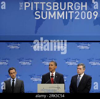Bildnummer: 53429995  Datum: 25.09.2009  Copyright: imago/Xinhua (090925) -- PITTSBURGH, Sept. 25, 2009 (Xinhua) -- U.S. President Barack Obama (C) speaks while French President Nicolas Sarkozy (L) and British Prime Minister Gordon Brown look on at a news conference in Pittsburgh city of the United States, Sept. 25, 2009. The leaders of the United States, France and Britain on Friday condemned Iran s alleged secret nuclear site and demanded that Tehran take concrete steps to comply with its obligations to ensure its nuclear program for civilian use. (Xinhua/Zhang Yan) (zcq) (2)US-PITTSBURGH-IR Stock Photo