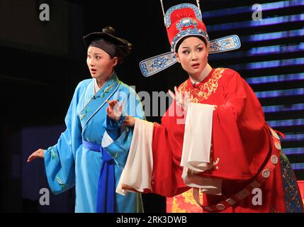Bildnummer: 53457717  Datum: 29.09.2009  Copyright: imago/Xinhua (090929) -- HUANGSHAN, Sept. 29, 2009 (Xinhua) -- Actors perform Huangmei Opera at Huangmei Opera Club in Huangshan City, east China s Anhui Province, Sept. 28, 2009. Local opera and folk performance such as Huangmei Opera and Hui Opera will be staged for the tourists from home and abroad to boost the tourism in Huangshan City. (Xinhua/Shi Guangde) (ly) (4)CHINA-HUANGSHAN-HUANGMEI OPERA (CN) PUBLICATIONxNOTxINxCHN People Huangmei Oper kbdig xcb 2009 quer    Bildnummer 53457717 Date 29 09 2009 Copyright Imago XINHUA  Huang Shan Se Stock Photo