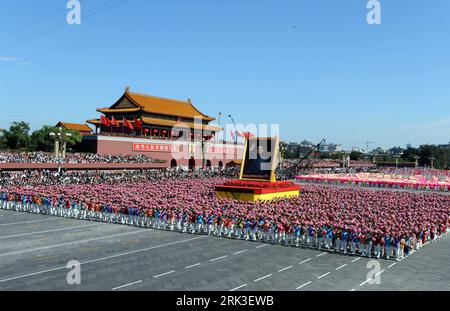 Bildnummer: 53478214  Datum: 01.10.2009  Copyright: imago/Xinhua (091001) -- BEIJING, Oct. 1, 2009 (Xinhua) -- A giant bild of former Chinese President Jiang Zemin is paraded during the celebrations for the 60th anniversary of the founding of the Republic of China, Beijing, capital of China, Oct. 1, 2009. (Xinhua/Chen Shugen)(zcc) CHINA-NATIONAL DAY-CELEBRATIONS-PARADE (CN) PUBLICATIONxNOTxINxCHN People Politik Nationalfeiertag 60 Jahre Volksrepublik China Parade vdig xsk 2009 quer Highlight premiumd o0 Menge, Menschenmenge, Tian anmen, Tiananmen    Bildnummer 53478214 Date 01 10 2009 Copyrigh Stock Photo