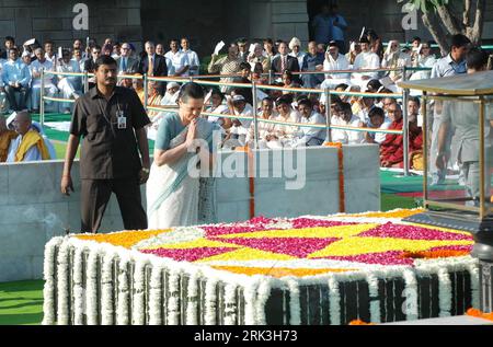 Bildnummer: 53515181  Datum: 02.10.2009  Copyright: imago/Xinhua (091003) -- NEW DELHI, Oct. 3, 2009 (Xinhua) -- Sonia Gandhi (Front), chief of India s ruling Congress party, pays tribute to Mahatma Gandhi on the occasion of Gandhi Jayanti (Gandhi s birhtday), at Rajghat in New Delhi, capital of India, on Oct. 2, 2009. (Xinhua) (lr) (2)INDIA-NEW DELHI-GANDHI JAYANTI PUBLICATIONxNOTxINxCHN People Politik kbdig xub 2009 quer  o0 Geburtstag o00 Gedenken    Bildnummer 53515181 Date 02 10 2009 Copyright Imago XINHUA  New Delhi OCT 3 2009 XINHUA Sonia Gandhi Front Chief of India S ruling Congress Pa Stock Photo