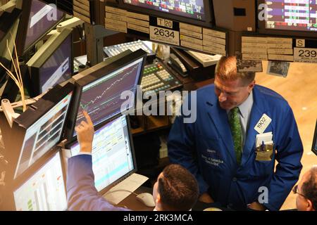 Bildnummer: 53530858  Datum: 14.10.2009  Copyright: imago/Xinhua (091014) -- NEW YORK, Oct. 14, 2009 (Xinhua) -- Traders work on the trading floor of the New York Stock Exchange in New York, the United States, Oct. 14, 2009. Wall Street surged Wednesday and Dow Jones Industrial Average briefly climbed above 10,000 for the first time since Oct. 2008, as investors were boosted by surprisingly strong earnings reports from Intel Corp. and JPMorgan Chase & Co. (Xinhua/Liu Xin) (3)US-NYSE-STOCKS PUBLICATIONxNOTxINxCHN Wirtschaft Börse New York kbdig xcb 2009 quer premiumd o00 Broker    Bildnummer 53 Stock Photo