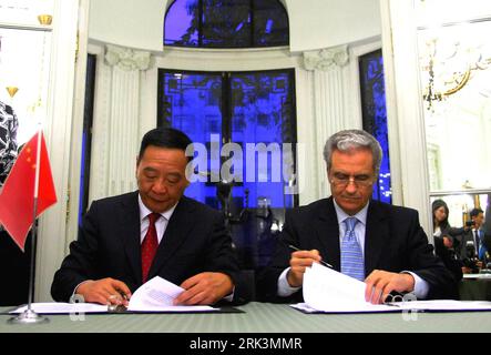 Bildnummer: 53533259  Datum: 15.10.2009  Copyright: imago/Xinhua (091015) -- BUENOS AIRES, Oct. 15, 2009 (Xinhua) -- Chinese Vice Commerce Minister Chen Jian (L) and Alfredo Chiaradia, state secretary of International Economic Relations of Argentine Foreign Ministry, sign a document during the 17th meeting of the Argentina-China Joint Economy-Trade Commission, in Buenos Aires, Argentina, Oct. 14, 2009. (Xinhua/Pablo Aharonian) (hdt) (2)ARGENTINA-CHINA-TRADE AND BUSINESS-MEETING PUBLICATIONxNOTxINxCHN People Politik kbdig xmk 2009 quer     Bildnummer 53533259 Date 15 10 2009 Copyright Imago XIN Stock Photo