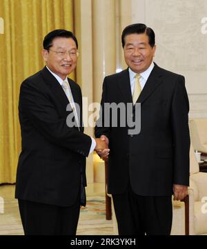 Bildnummer: 53560475  Datum: 28.10.2009  Copyright: imago/Xinhua (091028) -- BEIJING, Oct. 28, 2009 (Xinhua) -- Jia Qinglin (R), member of the Standing Committee of the Communist Party of China (CPC) Central Committee Political Bureau and chairman of the National Committee of the Chinese People s Political Consultative Conference (CPPCC), meets with a Taiwan media delegation led by the Chairman of the Straits Exchange Foundation (SEF) Chiang Pin-kung in Beijing, Oct. 28, 2009. (Xinhua/Rao Aimin)(zx) CHINA-BEIJING-JIA QINGLIN-CHIANG PIN-KUNG-MEETING (CN) PUBLICATIONxNOTxINxCHN People Politik kb Stock Photo