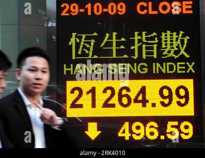 Bildnummer: 53562121  Datum: 29.10.2009  Copyright: imago/Xinhua (091029) -- HONG KONG, Oct. 29, 2009 (Xinhua) -- A man passes a billboard which shows the Hang Seng Index in Hong Kong, China, Oct. 29, 2009. Hong Kong stocks went down on three consecutive days, plunging 496.59 points, or 2.28 percent, to end the trade on Thursday. (Xinhua/Wong Pun Keung) (yc) CHINA-HONG KONG STOCK(CN) PUBLICATIONxNOTxINxCHN kbdig xmk 2009 quer o0 Aktienindex o00 Wirtschaft, Börse    Bildnummer 53562121 Date 29 10 2009 Copyright Imago XINHUA  Hong Kong OCT 29 2009 XINHUA a Man Pass a Billboard Which Shows The Sl Stock Photo