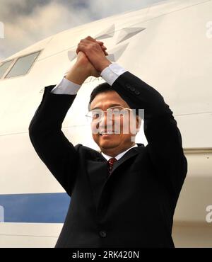 Bildnummer: 53573441  Datum: 03.11.2009  Copyright: imago/Xinhua  Chinese Vice Premier Li Keqiang bids farewell at the airport in Auckland, New Zealand, Nov. 3, 2009. Chinese Vice Premier Li Keqiang left for Papua New Guinea on Tuesday after concluding an official visit to New Zealand. (Xinhua/Liu Jiansheng) (zw) (1)NEW ZEALAND-AUCKLAND-CHINA-LI KEQIANG-LEAVING PUBLICATIONxNOTxINxCHN People Politik kbdig xkg 2009 quadrat o0 Porträt o00 optimistisch    Bildnummer 53573441 Date 03 11 2009 Copyright Imago XINHUA Chinese Vice Premier left Keqiang bids Farewell AT The Airport in Auckland New Zealan Stock Photo