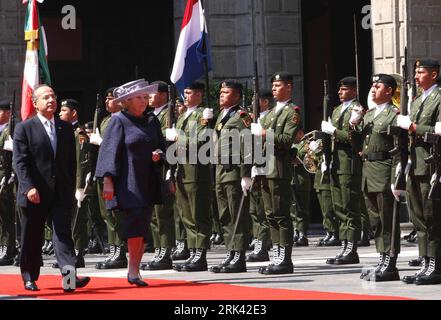 Bildnummer: 53576799  Datum: 03.11.2009  Copyright: imago/Xinhua (091104) -- MEXICO CITY, Nov. 4, 2009 (Xinhua) -- Queen Beatrix of the Netherlands (2nd L) reviews the honor guard during a welcoming ceremony hosted by Mexican President Felipe Calderon (1st L) in Mexico City, capital of Mexico, on Nov. 3, 2009. Queen Beatrix is on a four-day official visit in Mexico, along with other members of the Dutch royal family. (Xinhua/Alfredo Guerrero) (wjd) MEXICO-NETHERLANDS-QUEEN BEATRIX-VISIT PUBLICATIONxNOTxINxCHN People Politik kbdig xmk 2009 quer Adel     53576799 Date 03 11 2009 Copyright Imago Stock Photo